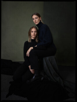 Portraitshooting Porträtshooting Schwesternshooting Twins Zwillinge Schwester analog Film Hasselblad Kodak Portra400 H6D Porträtfotograf Editorial Fashion Photography Studio Elinchrom Dominique Huter 
