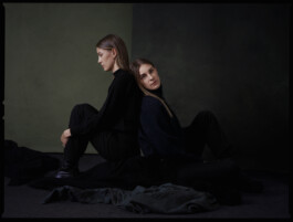 Portraitshooting Porträtshooting Schwesternshooting Twins Zwillinge Schwester analog Film Hasselblad Kodak Portra400 H6D Porträtfotograf Editorial Fashion Photography Studio Elinchrom Dominique Huter 