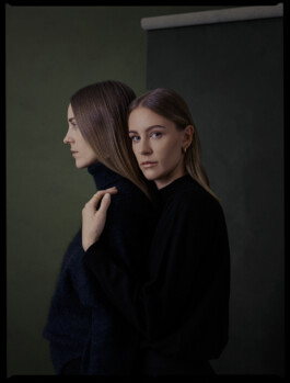 Portraitshooting Porträtshooting Schwesternshooting Twins Zwillinge Schwester analog Film Hasselblad Kodak Portra400 H6D Porträtfotograf Editorial Fashion Photography Studio Elinchrom Dominique Huter 