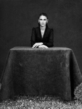 Portraitshooting Porträtshooting analog Film Hasselblad Kodak Tmax400 H6D Porträtfotograf Editorial Fashion Photography Studio Elinchrom Dominique Huter 