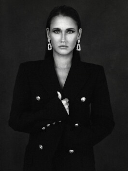 Portraitshooting Porträtshooting analog Film Hasselblad Kodak Tmax400 H6D Porträtfotograf Editorial Fashion Photography Studio Elinchrom Dominique Huter 