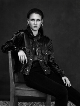 Portraitshooting Porträtshooting analog Film Hasselblad Kodak Tmax400 H6D Porträtfotograf Editorial Fashion Photography Studio Elinchrom Dominique Huter 