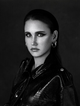 Portraitshooting Porträtshooting analog Film Hasselblad Kodak Tmax400 H6D Porträtfotograf Editorial Fashion Photography Studio Elinchrom Dominique Huter 