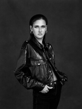 Portraitshooting Porträtshooting analog Film Hasselblad Kodak Tmax400 H6D Porträtfotograf Editorial Fashion Photography Studio Elinchrom Dominique Huter 