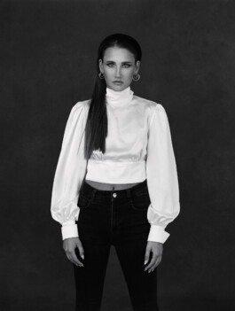 Portraitshooting Porträtshooting analog Film Hasselblad Kodak Tmax400 H6D Porträtfotograf Editorial Fashion Photography Studio Elinchrom Dominique Huter 