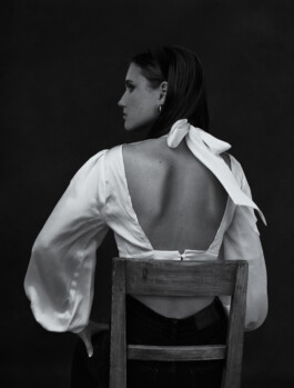 Portraitshooting Porträtshooting analog Film Hasselblad Kodak Tmax400 H6D Porträtfotograf Editorial Fashion Photography Studio Elinchrom Dominique Huter 