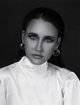 Portraitshooting Porträtshooting analog Film Hasselblad Kodak Tmax400 H6D Porträtfotograf Editorial Fashion Photography Studio Elinchrom Dominique Huter 